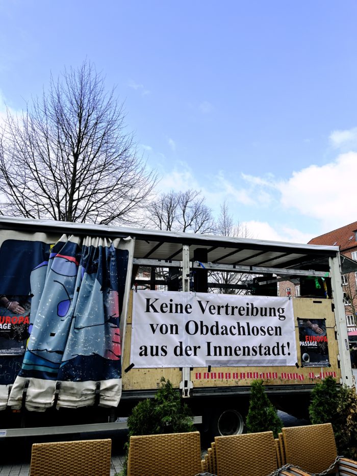 Ein Demowagen mit einem Transparent: "Keine Vertreibung von Obdachlosen aus der Innenstadt!"