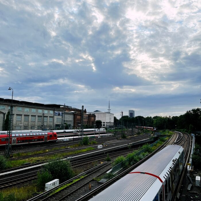 Einfahrende Züge auf den Gleisen vor dem Hauptbahnhof, Blickrichtung zum Fernsehturm