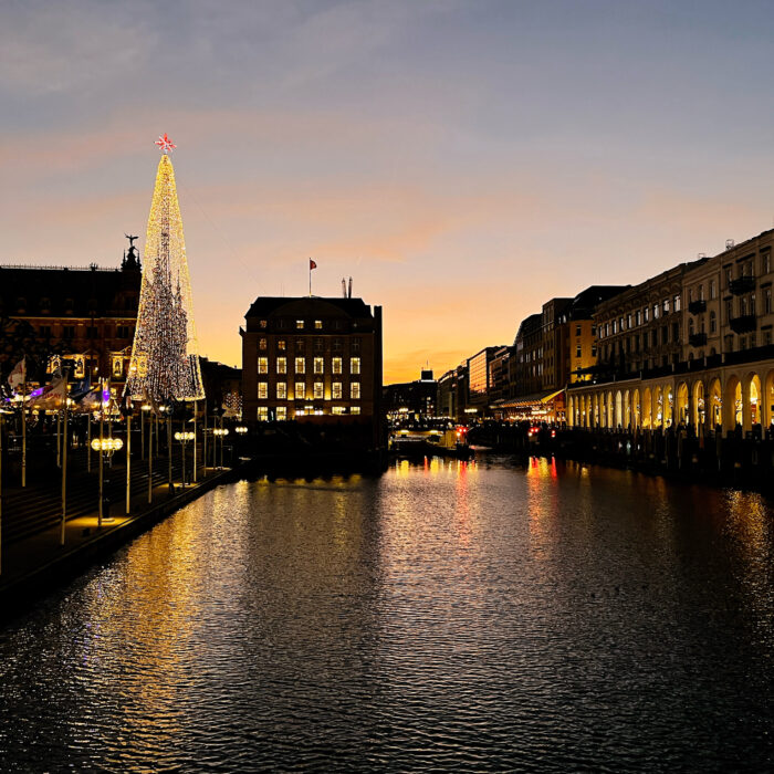 Die abendlichen Lichter an der Rathausschleuse, man sieht die Weihnachtsbaumskulptur vor dem Rathaus