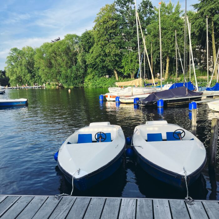 Zwei Tretboote an einem Steg an der Außenalster