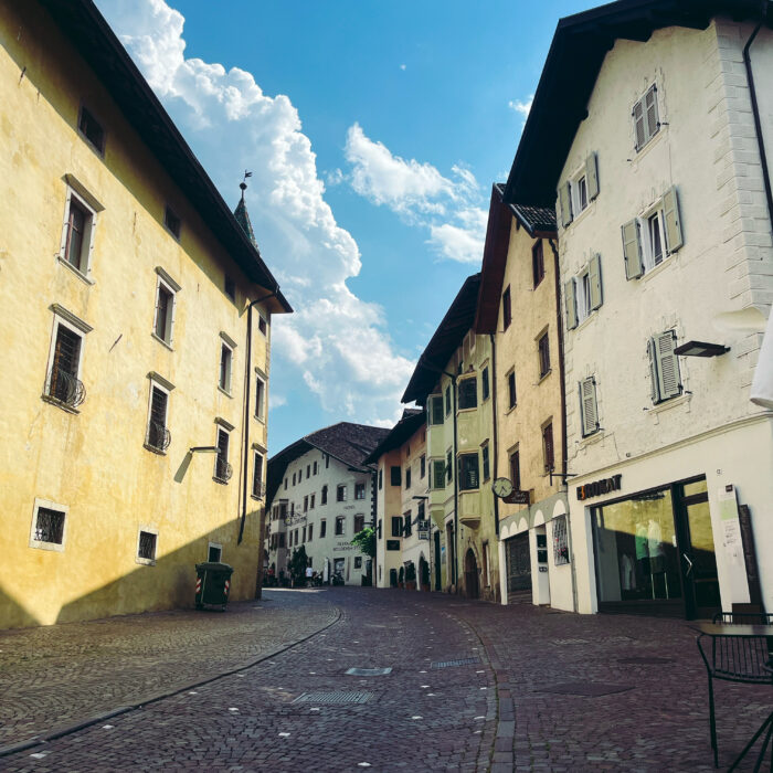 Eine menschenleere Altstadtstraße in Kaltern