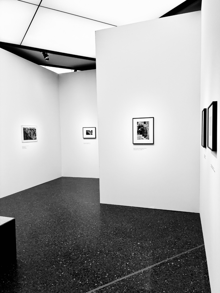 Verwinkelt gestellte Wände mit Bildern in der Cartier-Bresson-Ausstellung, ein schwarzweißes Bild