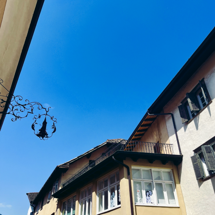 Ein eisernes, kunstvoll geschmiedetes Ladenschild, es stellt die Kirche in Kaltern dar