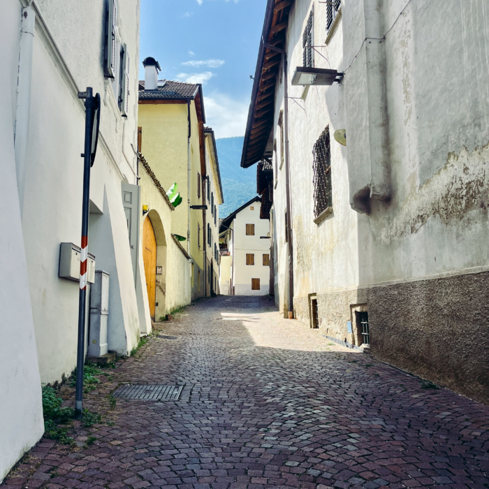 Eine menschenleere Gasse in Kaltern