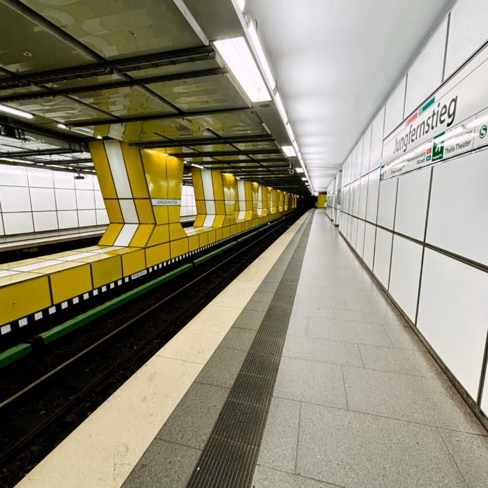 Ein menschenleerer Bahnsteig in der U-Bahnstation Junfernstieg