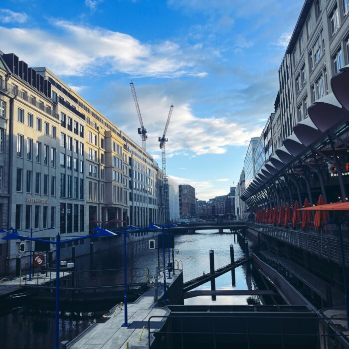 Fleetblick in der Hamburger Innenstadt, rechts die Karl-Lagerfeld-Promenade