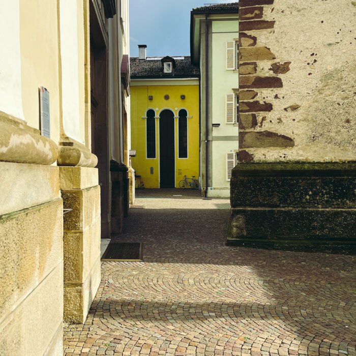 Blick durch Gassen neben der Kirche in Kaltern