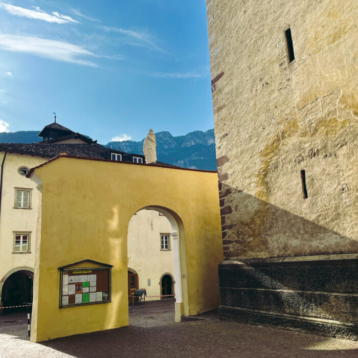 Ein Torbogen an der Kirche in Kaltern