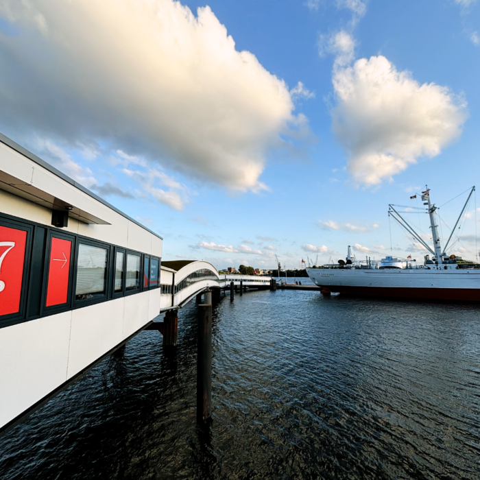 Einer der Abgänge zum Ponton der Landungsbrücken im Hamburger Hafen