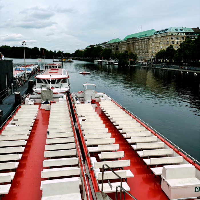 Blick über Boote der weißen Flotte am Anleger Jungfernstieg