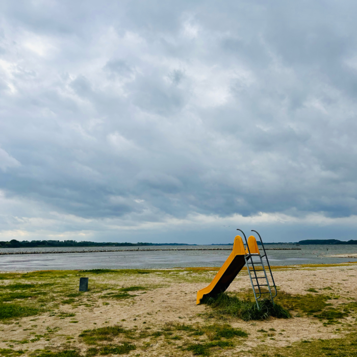 Eine verlassene Rutsche für Kinder am Strand von Arnis, ziemlich verloren aussehend