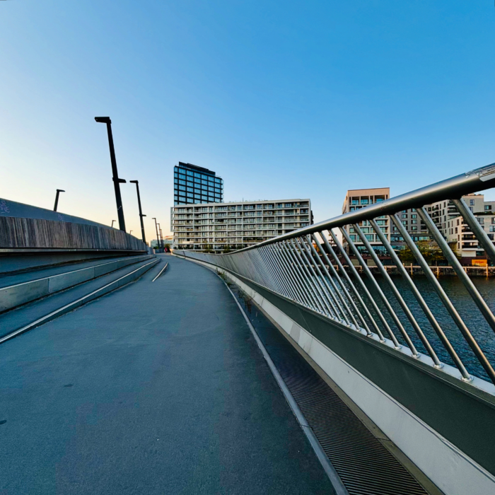 Blick über die menschenleere Baakenhafenbrücke