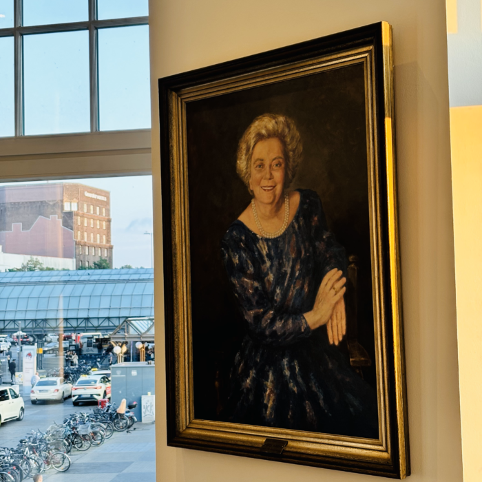 Ein Ölgemälde, es zeigt Heidi Kabel, hängt im Ohnsorg-Theater, durch das Fenster daneben sieht man das Klockmann-Haus