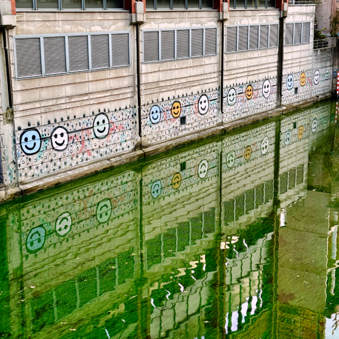 Eine mit bunten Smileys verzierte Fassade am Mittelkanal in Hammerbrook