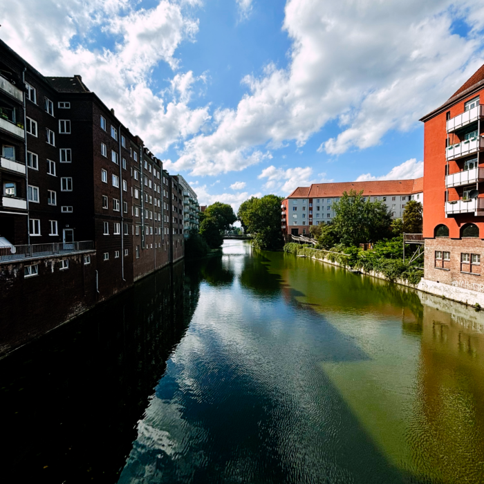 Blick über den Mittelkanal in Hamm, noch sommerliche Anmutung, grüne Bäume am Ufer