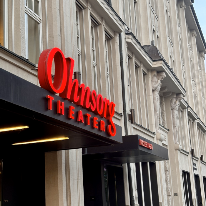 Die Fassade des Ohnsorg-Theaters im Bieberhaus, der rote Schriftzug Ohnsorg