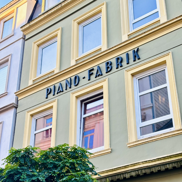 Der Schriftzug "Piano-Fabrik" an einer Altbau-Fassade