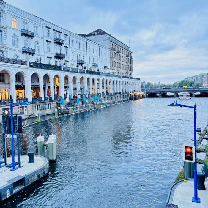 Die Rathausarkaden und die Schleuse in der blauen Stunde