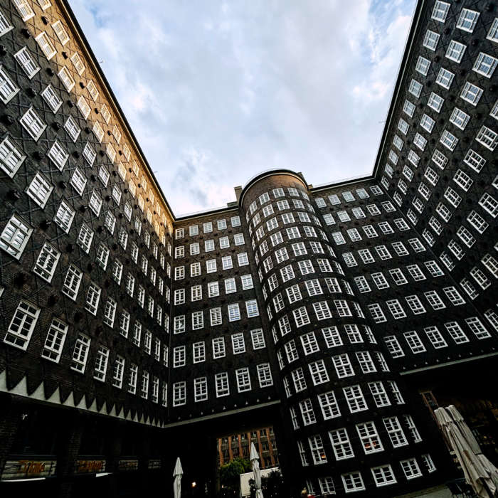 Die Fensterfronten im Innenhof des Sprinkenhofbaus