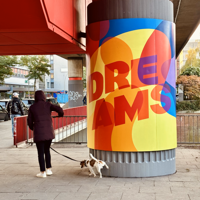 Eine bunt mit dem Wort Dreams bemalte Säule unter der S-Bahn in Hammerbrook