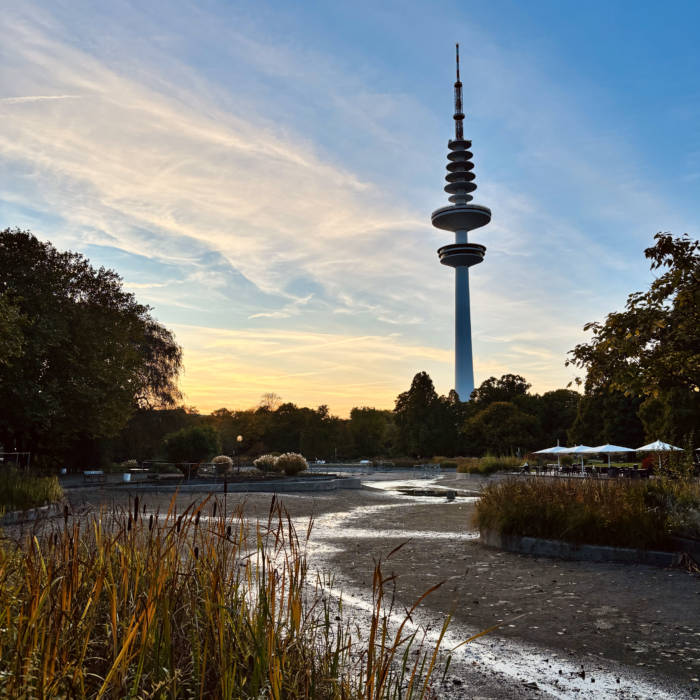 Der Fernsehturm hinter dem trockengelegten Teich, an dem im Sommer die Wasserlichtspiele inszeniert werden