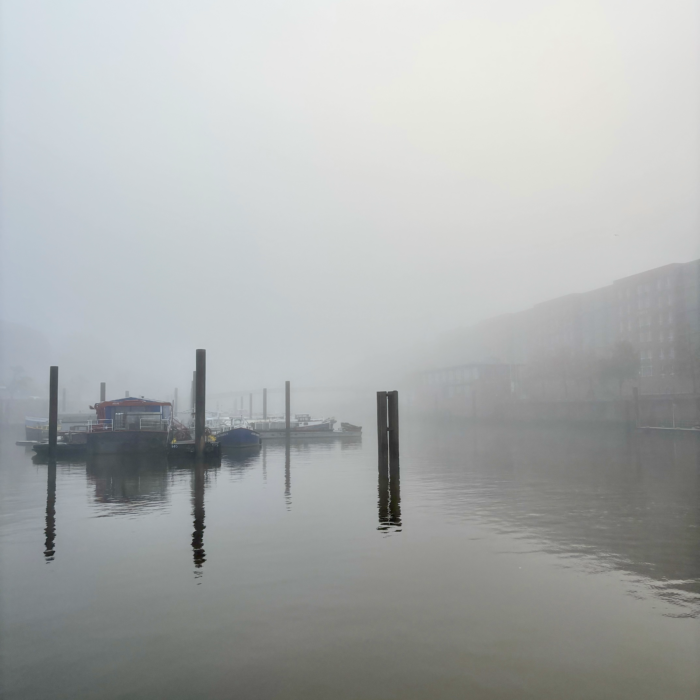 Die Flussschifferkirche im Nebel