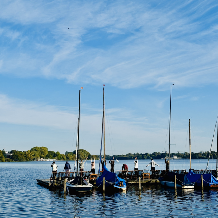 Menschen machen Frrühsport, Gymnastik, auf einem Steg an der Außenalster