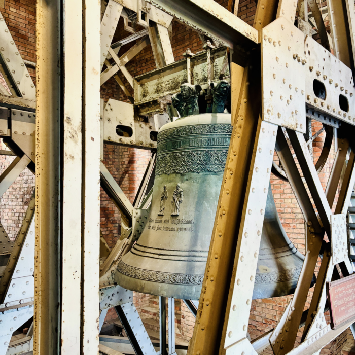 Eine der Glocken im Turm von St. Petri