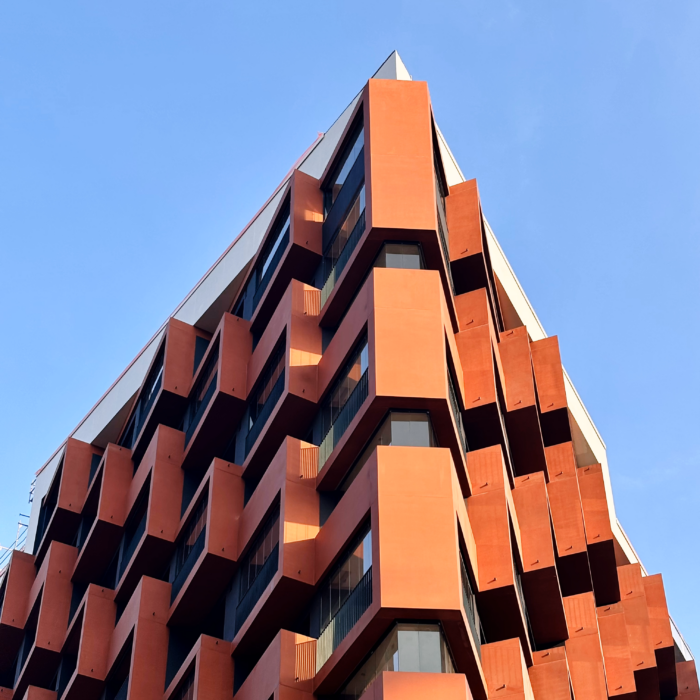 Ein Neubau mit bemerkenswerter, modern verschachtelter Fassade in der Hübenerstraße, Hafencity