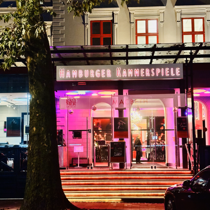 Die Fassade der Hamburger Kammerspiele bei Dunkelheit