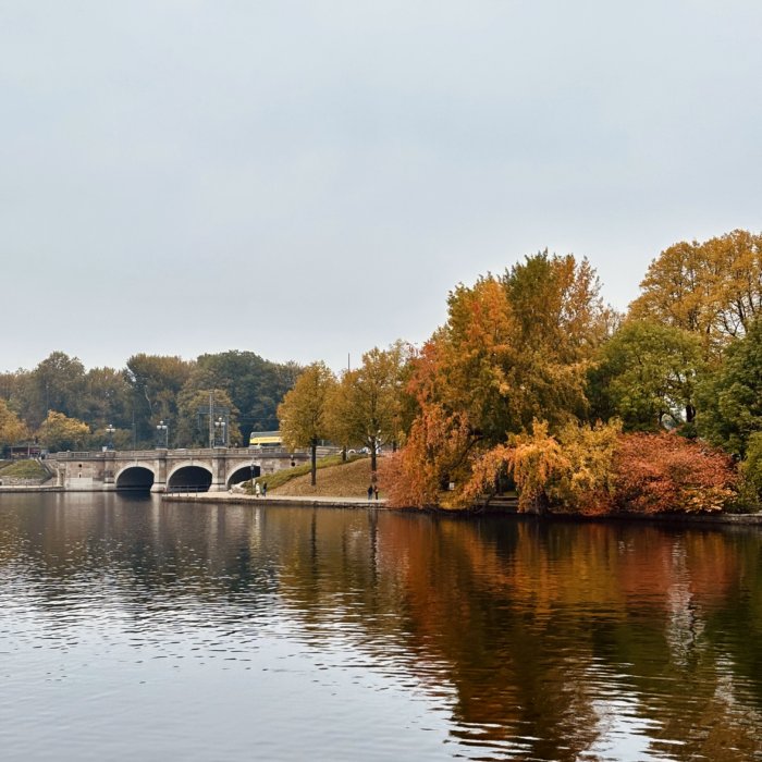 Die Lombardsbrücke mit dem attrakativem Herbstlaub der Bäume neben ihr