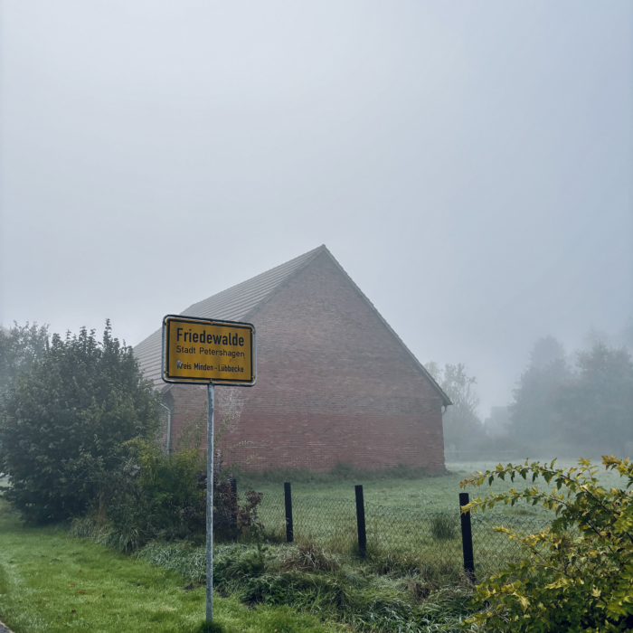 Das Ortsschild Friedewalde im Morgennebel