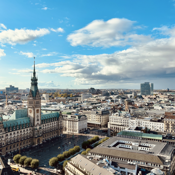 Blick vom Turm St. Petri in Richtung Rathaus