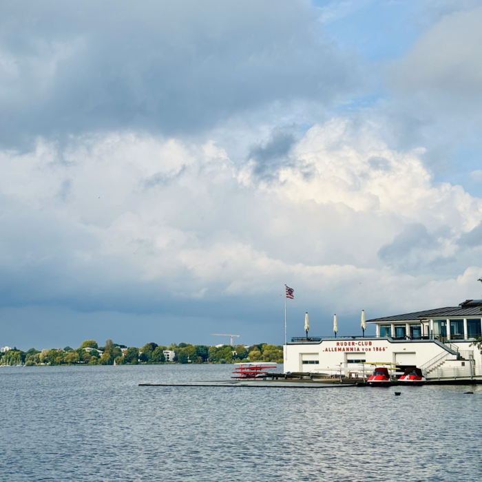 Wolken über dem Ruderclub Allemannia an der Außenalster