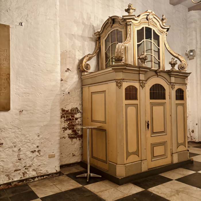 Ein alter Beichtstuhl in einem Nebenraum des Kirchenschiffs in St. Jacobi