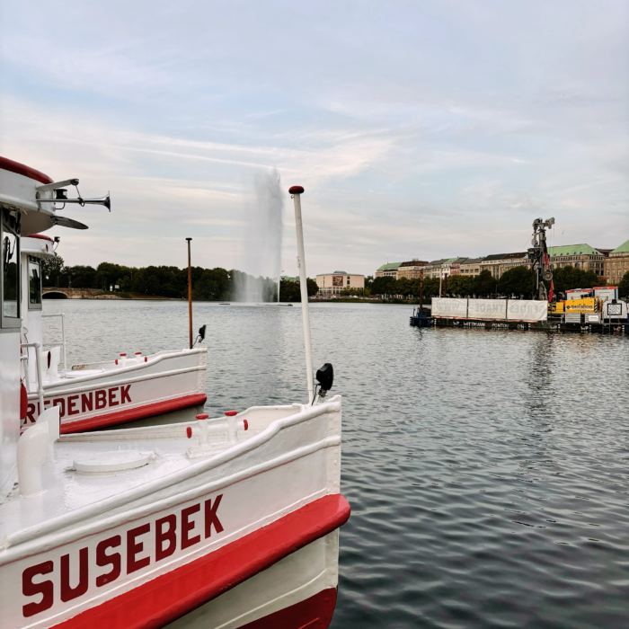 Der Bug der Susebek an der Binnenalster, Anleger Jungfernstieg