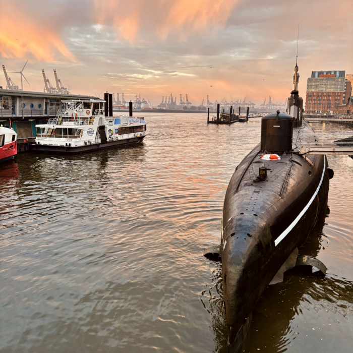 U 434 im Hamburger Hafen bei Sonnenaufgang