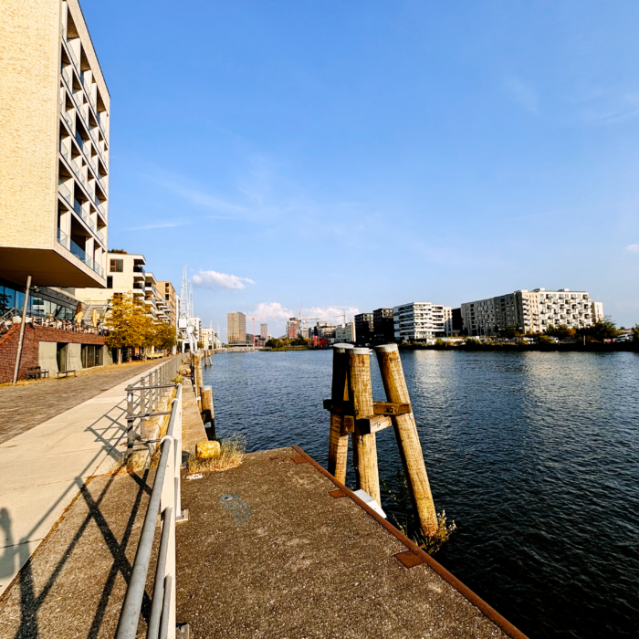 Der Versmannkai mit Blick in Richtung Elbbrücken