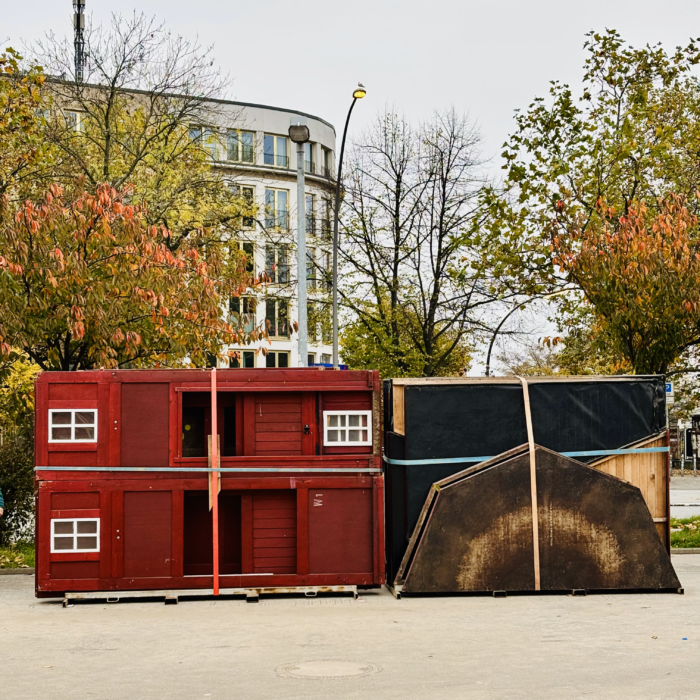 Bretterstapel vor der Rindermarkthalle, der Weuhnachtsmarkt in Einzelteilen