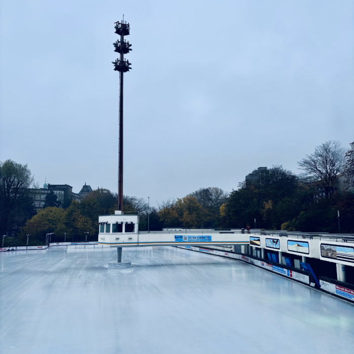 Die noch menschenleere Eisbahn in Planten un Blomen am Morgen