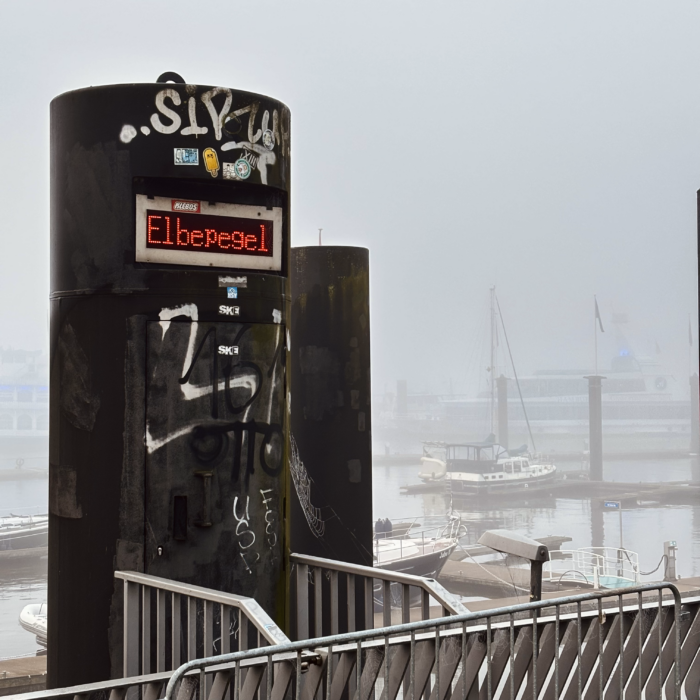 Die Elbpegelanzeige im Hamburger Hafen, Höhe Anleger Feuerschiff