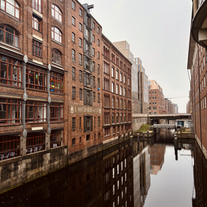 Alte Ziegelfassaden an Fleetufern, Blick von der Fleetinsel Richtung Hafen