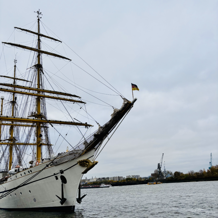 Die Gorch Fock an der Überseebrücke im Hamburger Hafen vor grauem Novemberhimmel