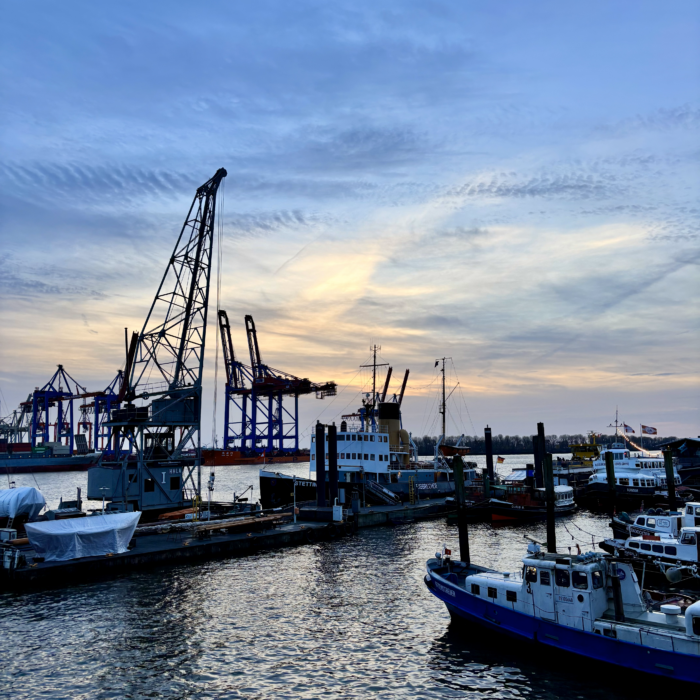 Dwer Museumshafen bei Övelgönne im Abendlicht, im Bildmittelpunkt der Eisbrecher Stettin, im Hintergrund Kräne