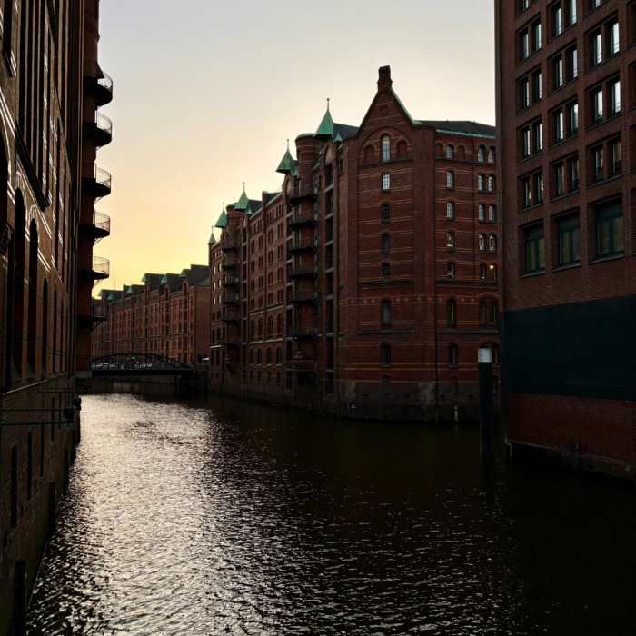 Ein Fleet in der Hamburger Speicherstadt am Abend