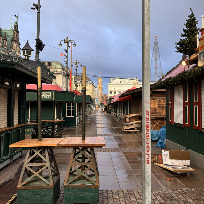 Der Weihnachtsmarkt auf dem Rathausplatz, die noch geschlossenen Buden