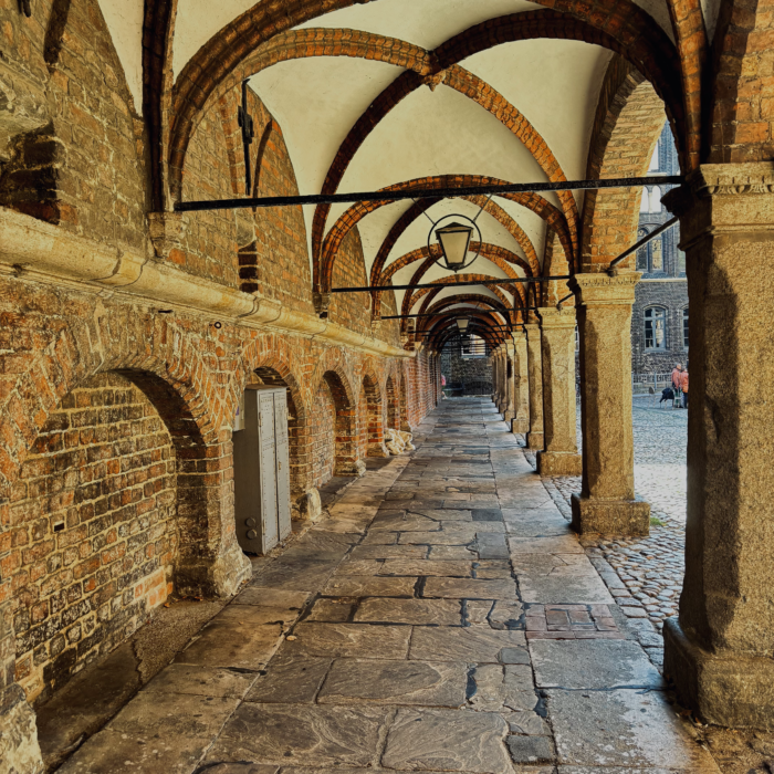 Ein Säulengang im Marienkirchhof, Lübeck