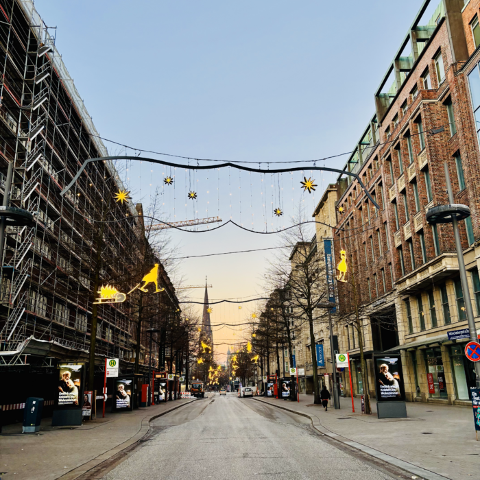 Die menschenleere Mönckeberstraße am frühen Sonntagmorgen, darüber die Weihnachtsdeko