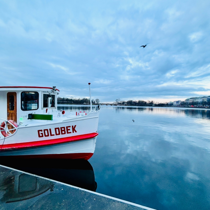 Das Alsterboot "Goldbek" am Anleger Jungfernstieg, blaue Stunde, weiter Himmel