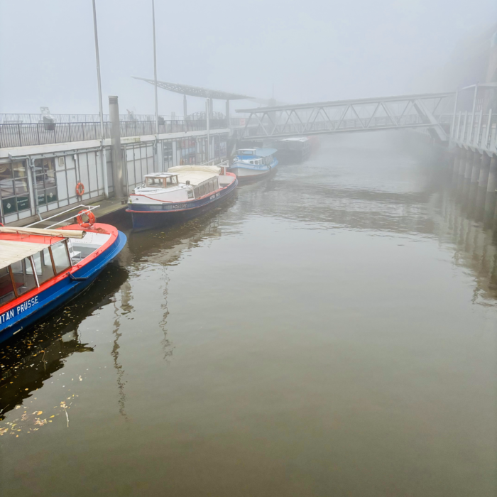 Barkassen an den Landungsbrücken im Nebel